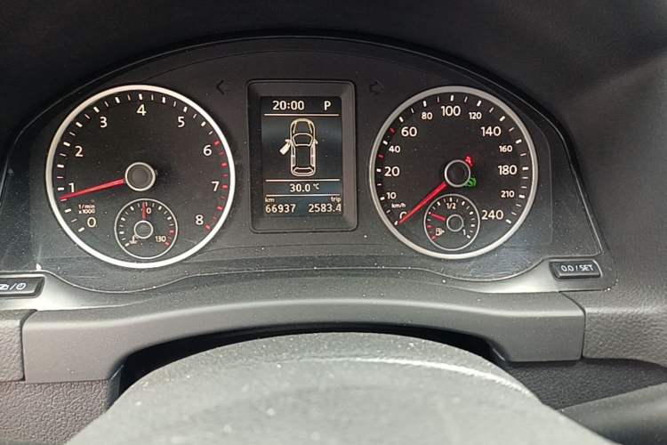 Used Volkswagen Tiguan 2016 300TSI Automatic Two-Wheel Drive Comfort Edition Odometer Close Up
