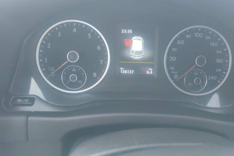 Used Volkswagen Tiguan 2016 2.0 TSI Four-Wheel Drive Standard Version Odometer Close Up