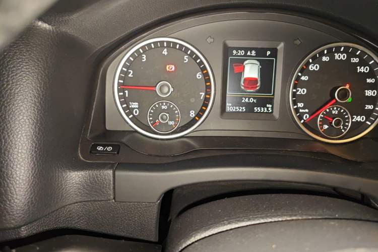 Used Volkswagen Tiguan 2016 300TSI Automatic Two-Wheel Drive Luxury Edition Odometer Close Up