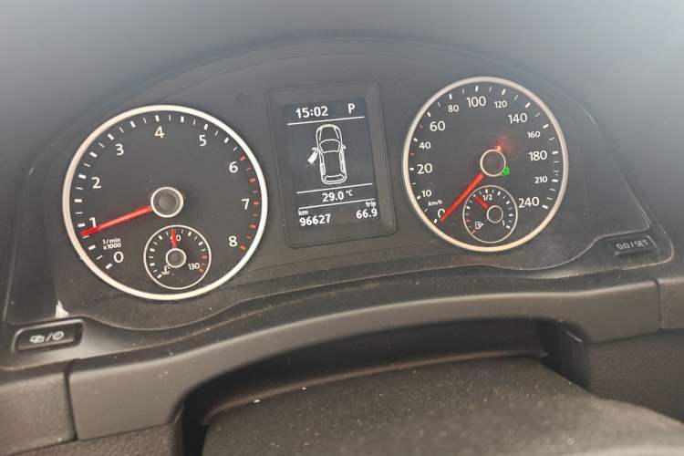 Used Volkswagen Tiguan 2016 300TSI Automatic Two-Wheel Drive Trend Edition Odometer Close Up