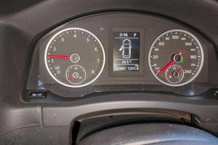 Used Volkswagen Tiguan 2016 300TSI Automatic Two-Wheel Drive Comfort Edition Odometer Close Up
