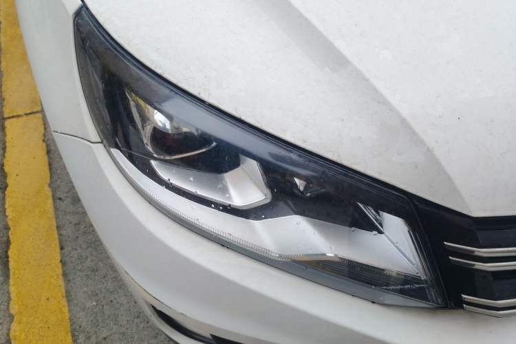 Used Volkswagen Tiguan 2016 300TSI Automatic All-Wheel Drive Luxury Edition Right Front Headlight