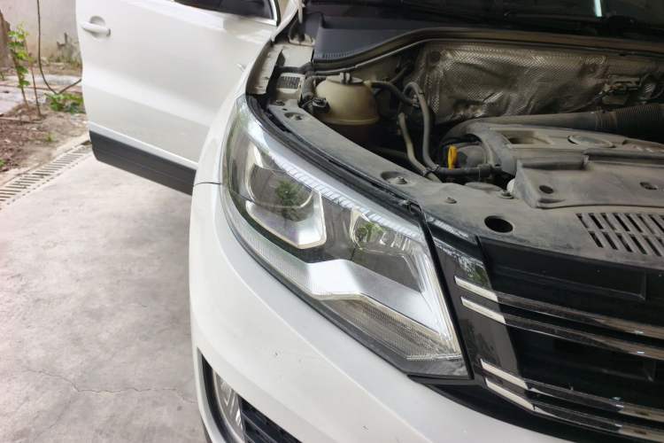 Used Volkswagen Tiguan 2016 300TSI Automatic All-Wheel Drive Luxury Edition Right Front Headlight