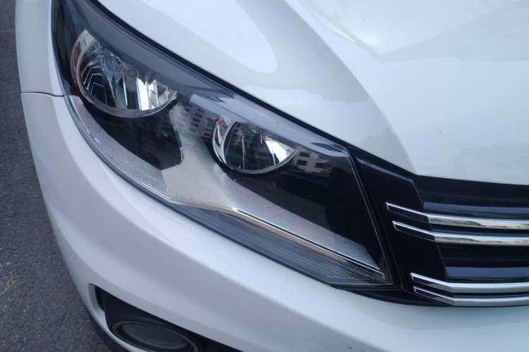 Used Volkswagen Tiguan 2016 2.0 TSI Four-Wheel Drive Standard Version Right Front Headlight