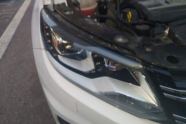 Used Volkswagen Tiguan 2016 2.0 TSI Four-Wheel Drive Elite Version Right Front Headlight