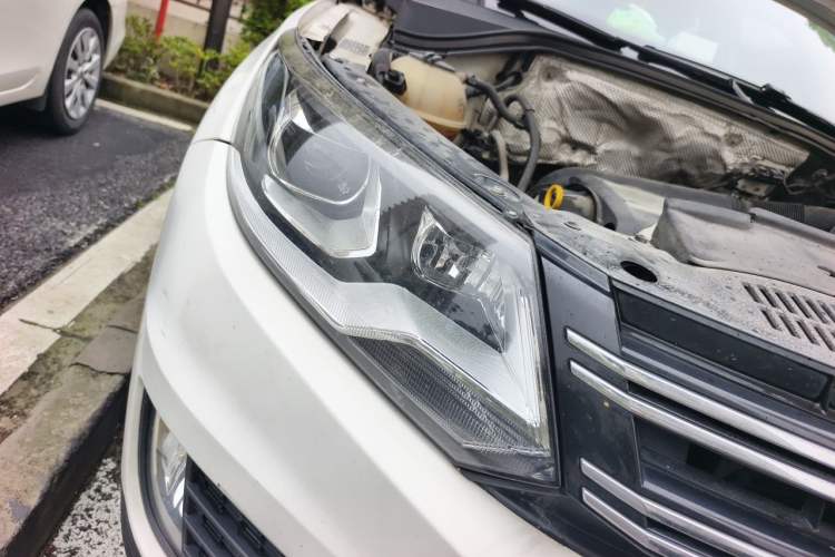 Used Volkswagen Tiguan 2016 300TSI Automatic All-Wheel Drive Luxury Edition Right Front Headlight