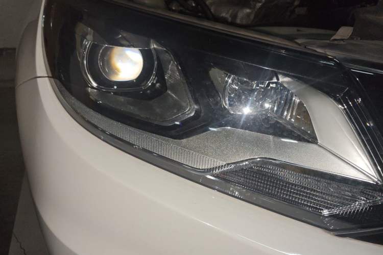 Used Volkswagen Tiguan 2016 300TSI Automatic Two-Wheel Drive Luxury Edition Right Front Headlight