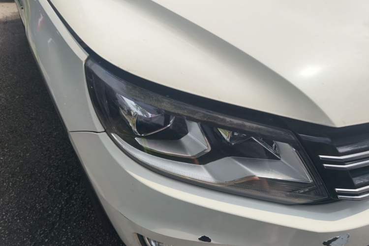 Used Volkswagen Tiguan 2016 300TSI Automatic All-Wheel Drive Luxury Edition Right Front Headlight