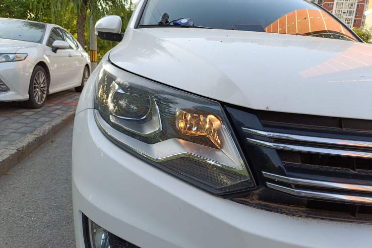 Used Volkswagen Tiguan 2016 300TSI Manual Two-Wheel Drive Trend Edition Right Front Headlight