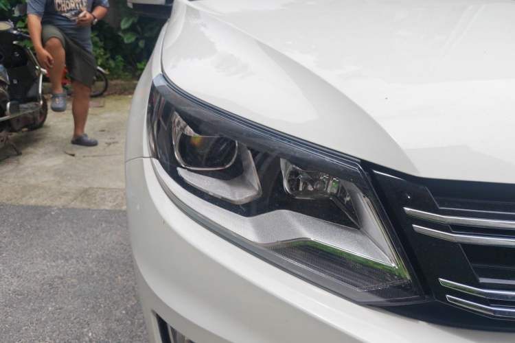 Used Volkswagen Tiguan 2016 300TSI Automatic All-Wheel Drive Fashion Vision Edition Right Front Headlight
