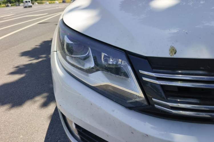 Used Volkswagen Tiguan 2016 330TSI Automatic All-Wheel Drive Luxury Edition Right Front Headlight