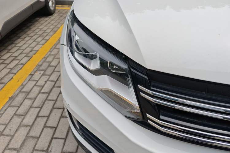 Used Volkswagen Tiguan 2016 300TSI Automatic All-Wheel Drive Luxury Edition Right Front Headlight