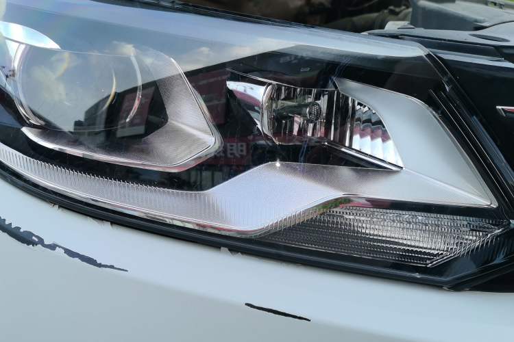 Used Volkswagen Tiguan 2016 300TSI Automatic Two-Wheel Drive Trend Edition Right Front Headlight