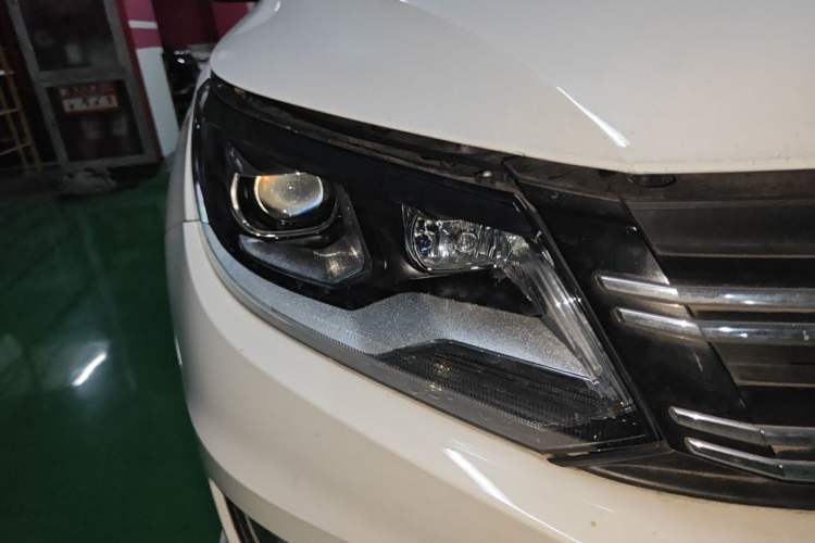 Used Volkswagen Tiguan 2016 330TSI Automatic All-Wheel Drive Luxury Edition Right Front Headlight