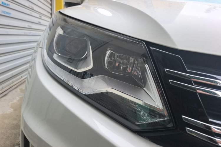 Used Volkswagen Tiguan 2016 280TSI Automatic Two-Wheel-Drive Silk Road Style Edition Right Front Headlight