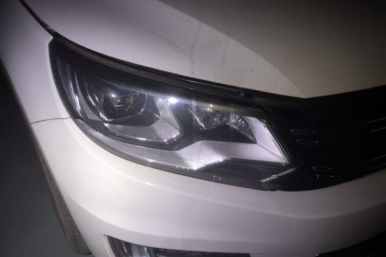 Used Volkswagen Tiguan 2016 300TSI Automatic All-Wheel Drive Fashion Vision Edition Right Front Headlight