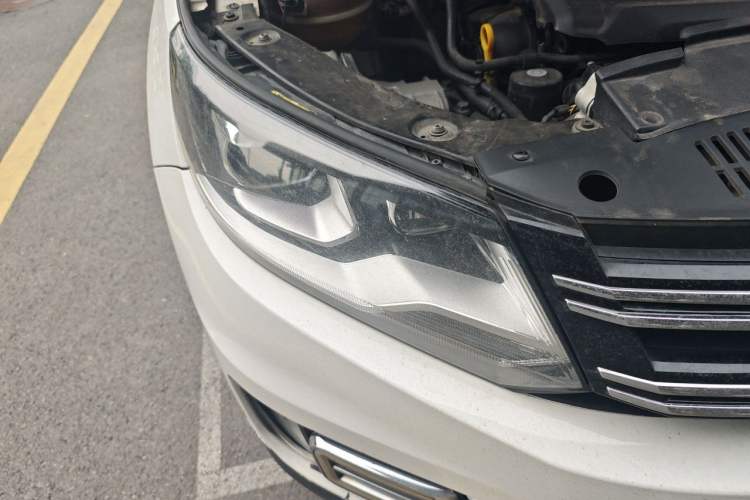 Used Volkswagen Tiguan 2016 300TSI Automatic All-Wheel Drive Luxury Edition Right Front Headlight