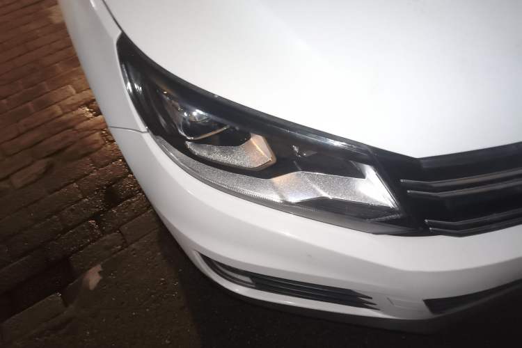 Used Volkswagen Tiguan 2016 300TSI Automatic All-Wheel Drive Luxury Edition Right Front Headlight