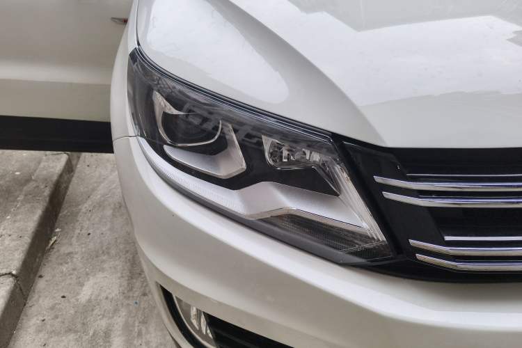 Used Volkswagen Tiguan 2016 300TSI Automatic All-Wheel Drive Fashion Vision Edition Right Front Headlight