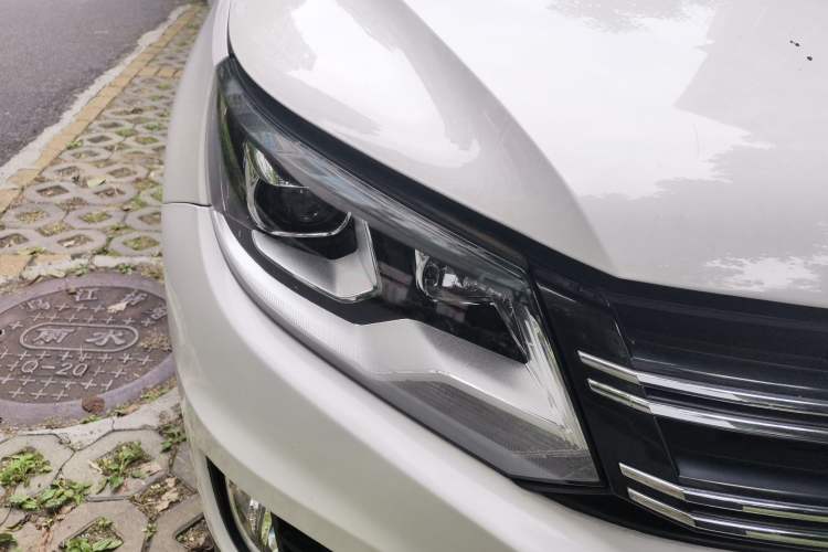 Used Volkswagen Tiguan 2016 300TSI Automatic All-Wheel Drive Luxury Edition Right Front Headlight