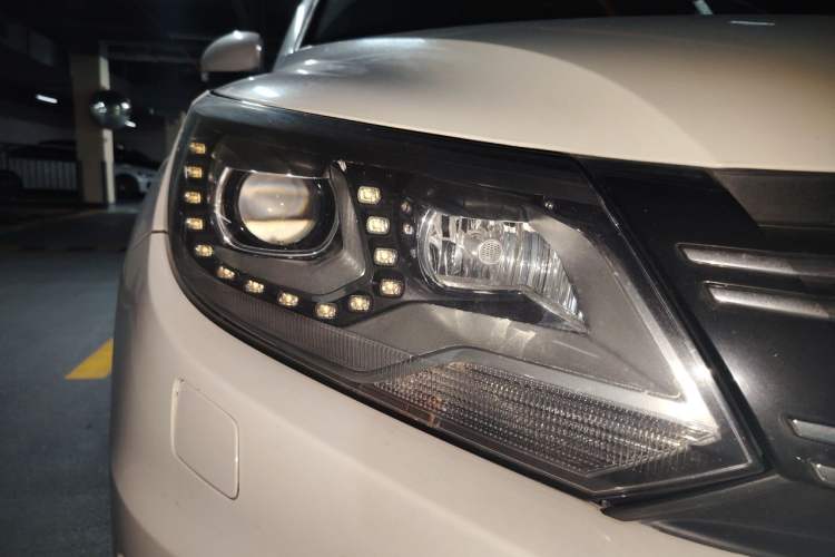 Used Volkswagen Tiguan 2016 330TSI Automatic All-Wheel-Drive Flagship Edition Right Front Headlight