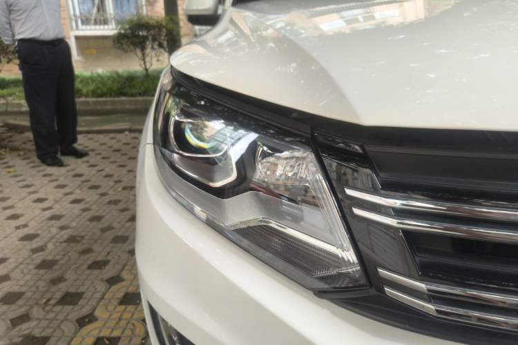 Used Volkswagen Tiguan 2016 280TSI Automatic Two-Wheel Drive Silk Road Comfort Edition Right Front Headlight