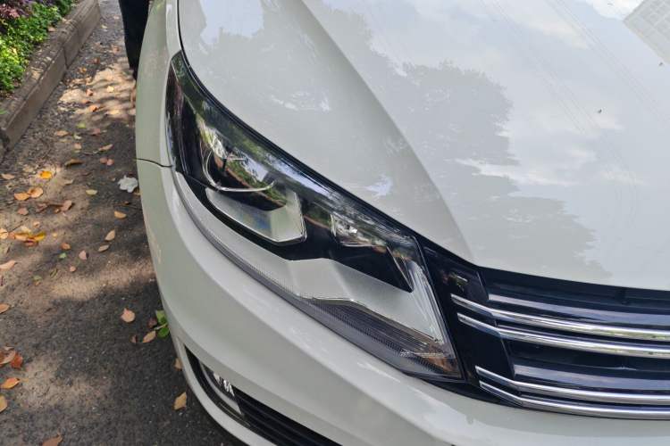 Used Volkswagen Tiguan 2016 300TSI Automatic All-Wheel Drive Luxury Edition Right Front Headlight