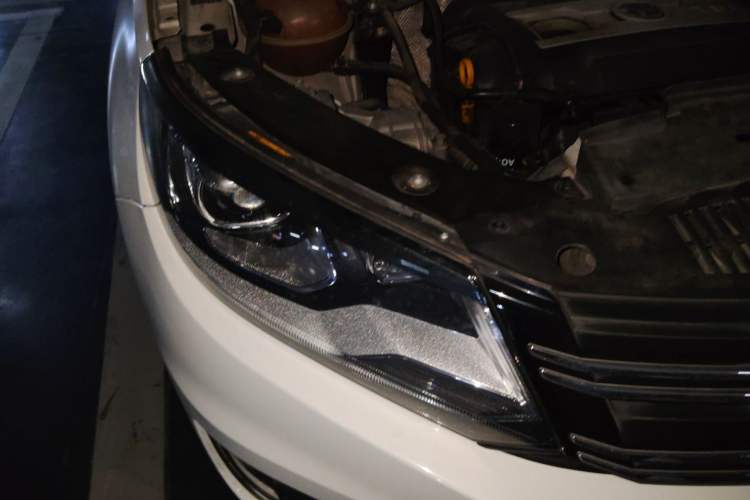 Used Volkswagen Tiguan 2016 300TSI Automatic All-Wheel Drive Luxury Edition Right Front Headlight