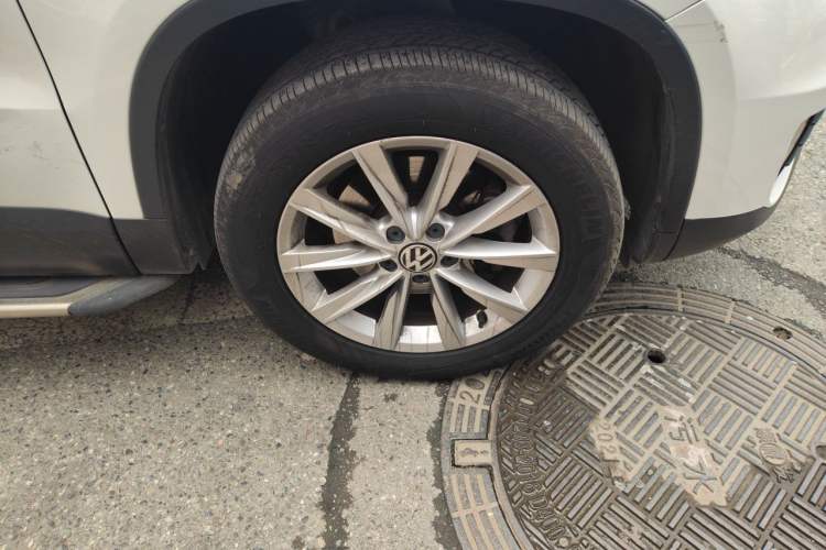 Used Volkswagen Tiguan 2016 280TSI Automatic Two-Wheel-Drive Silk Road Style Edition Right Front Wheel Hub