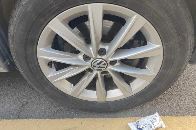 Used Volkswagen Tiguan 2016 280TSI Automatic Two-Wheel-Drive Silk Road Style Edition Right Front Wheel Hub