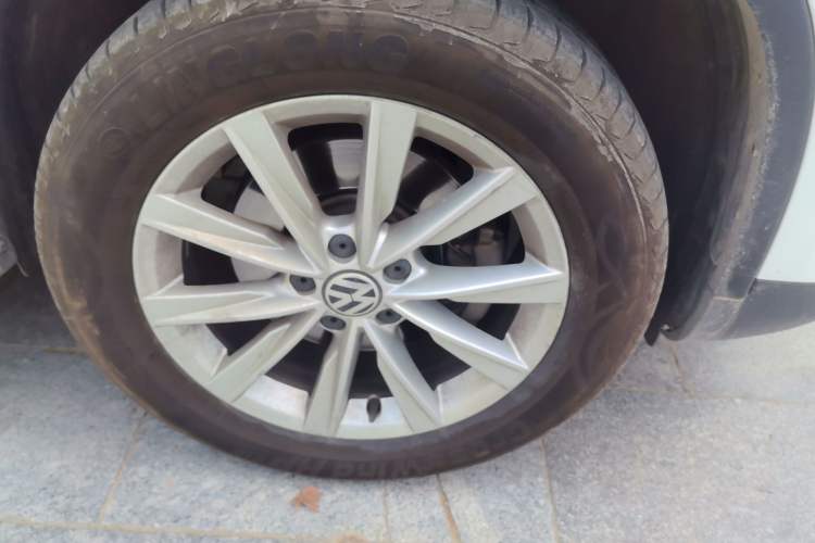 Used Volkswagen Tiguan 2016 280TSI Automatic Two-Wheel-Drive Silk Road Style Edition Right Front Wheel Hub