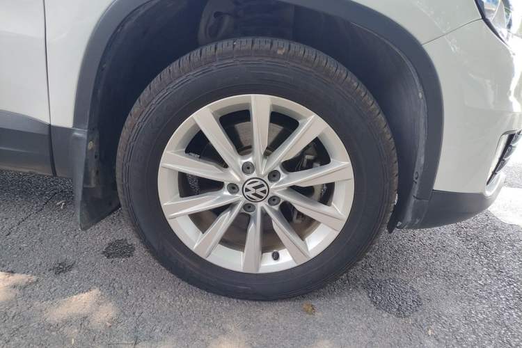 Used Volkswagen Tiguan 2016 280TSI Automatic Two-Wheel-Drive Silk Road Style Edition Right Front Wheel Hub