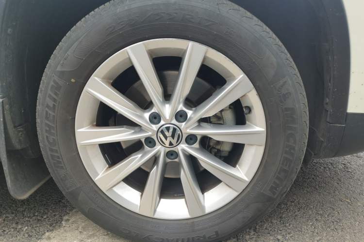 Used Volkswagen Tiguan 2016 280TSI Automatic Two-Wheel Drive Silk Road Comfort Edition Right Front Wheel Hub