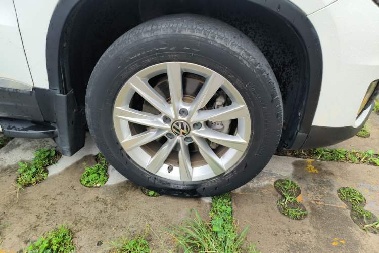 Used Volkswagen Tiguan 2016 280TSI Automatic Two-Wheel-Drive Silk Road Style Edition Right Front Wheel Hub