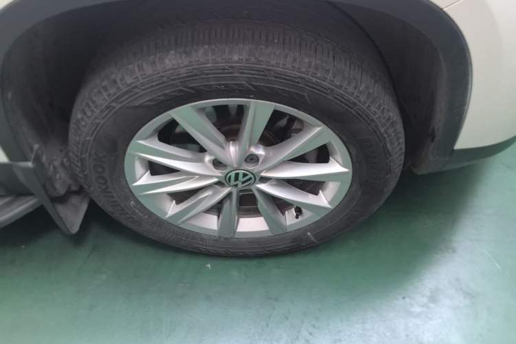 Used Volkswagen Tiguan 2016 280TSI Automatic Two-Wheel-Drive Silk Road Style Edition Right Front Wheel Hub