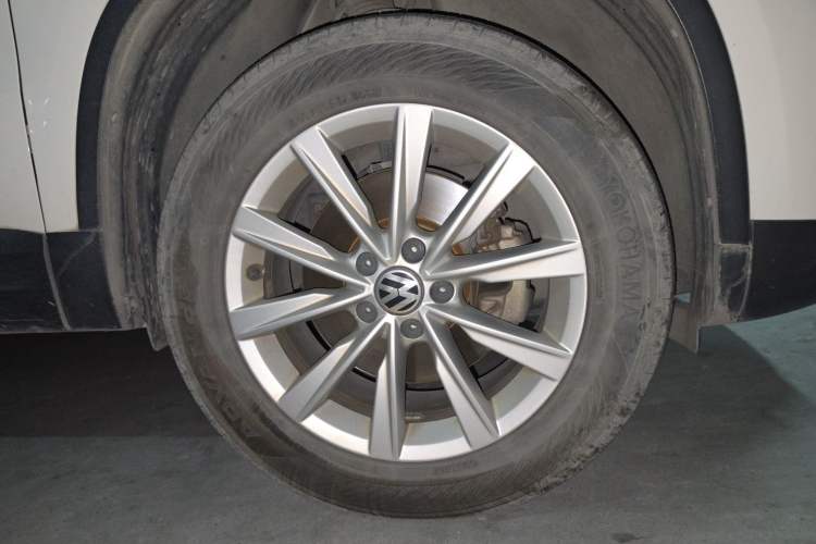Used Volkswagen Tiguan 2016 280TSI Automatic Two-Wheel-Drive Silk Road Style Edition Right Front Wheel Hub