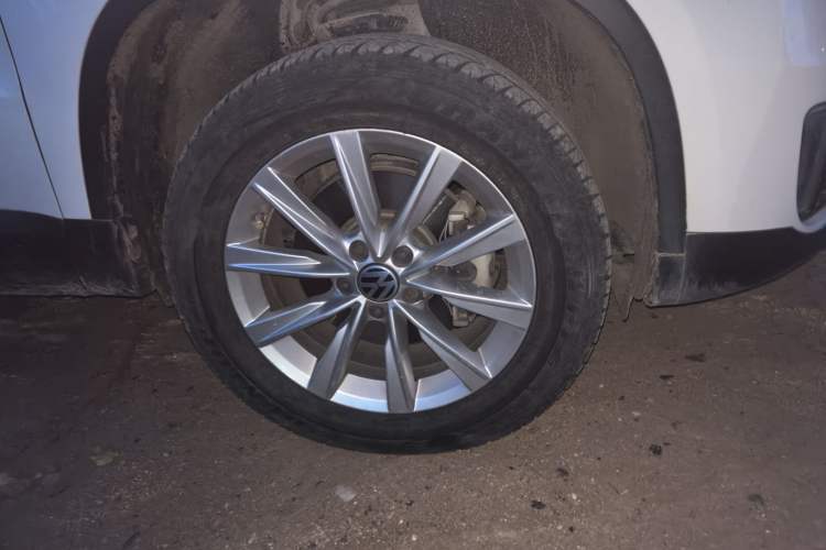 Used Volkswagen Tiguan 2016 280TSI Automatic Two-Wheel-Drive Silk Road Style Edition Right Front Wheel Hub