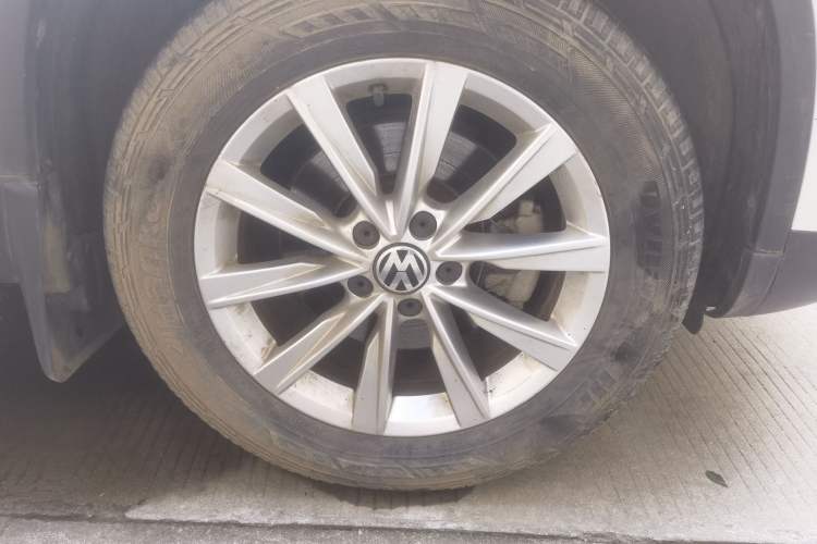 Used Volkswagen Tiguan 2016 280TSI Automatic Two-Wheel Drive Silk Road Comfort Edition Right Front Wheel Hub