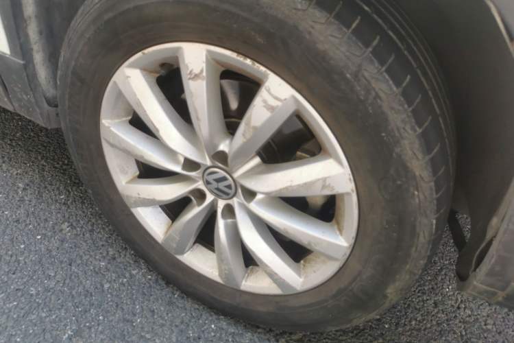 Used Volkswagen Tiguan 2016 2.0 TSI Four-Wheel Drive Standard Version Right Front Wheel Hub