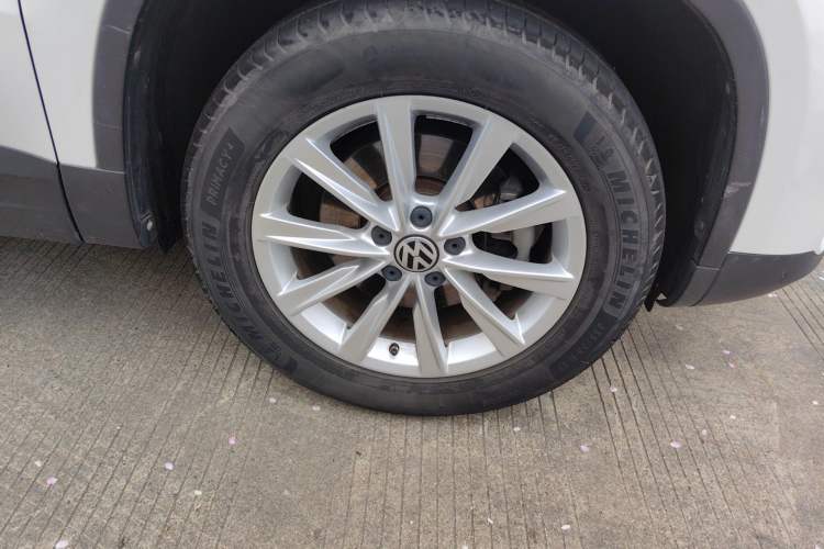 Used Volkswagen Tiguan 2016 280TSI Automatic Two-Wheel Drive Silk Road Comfort Edition Right Front Wheel Hub