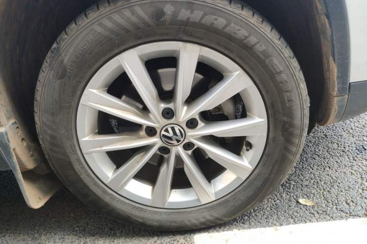 Used Volkswagen Tiguan 2016 280TSI Automatic Two-Wheel-Drive Silk Road Style Edition Right Front Wheel Hub