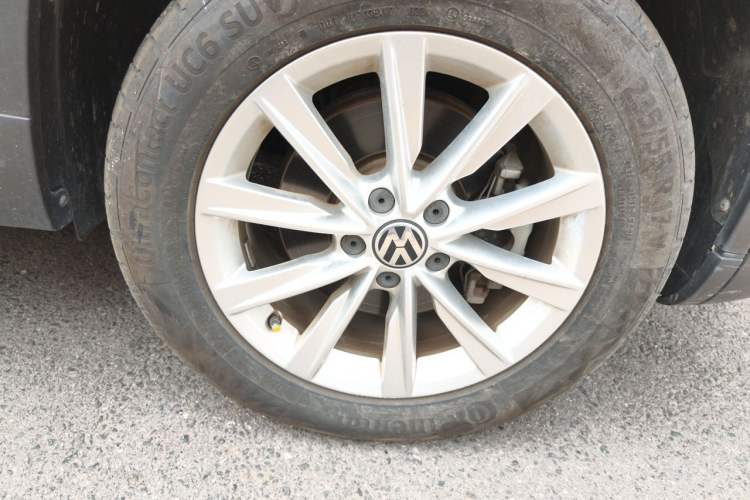 Used Volkswagen Tiguan 2016 280TSI Automatic Two-Wheel Drive Silk Road Comfort Edition Right Front Wheel Hub