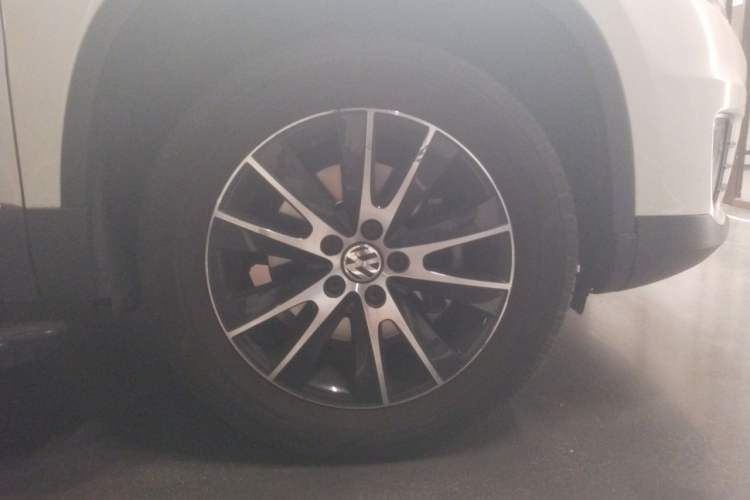Used Volkswagen Tiguan 2016 300TSI Automatic All-Wheel Drive Luxury Edition Right Front Wheel Hub