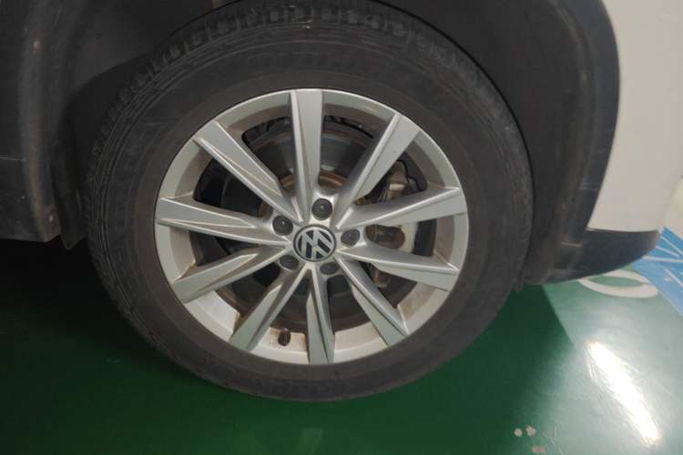 Used Volkswagen Tiguan 2016 280TSI Automatic Two-Wheel-Drive Silk Road Style Edition Right Front Wheel Hub