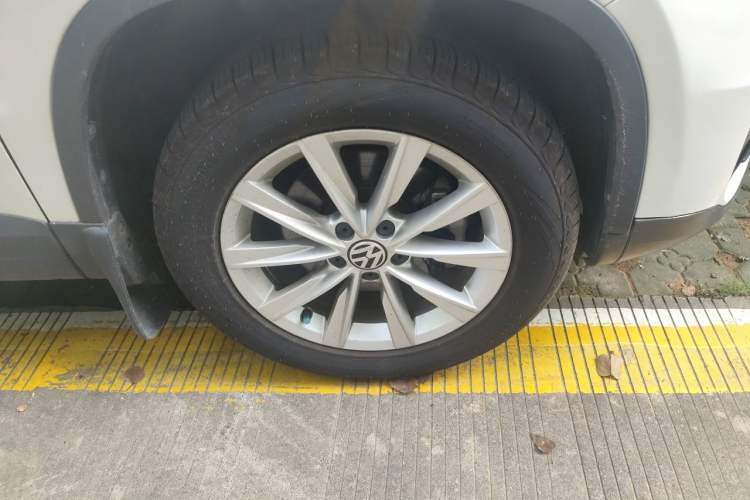 Used Volkswagen Tiguan 2016 280TSI Automatic Two-Wheel Drive Silk Road Comfort Edition Right Front Wheel Hub