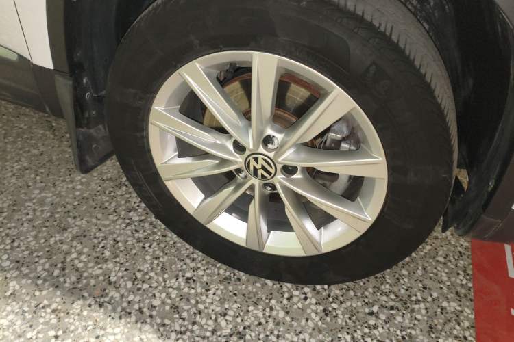 Used Volkswagen Tiguan 2016 280TSI Automatic Two-Wheel Drive Silk Road Comfort Edition Right Front Wheel Hub