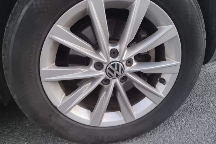 Used Volkswagen Tiguan 2016 280TSI Automatic Two-Wheel-Drive Silk Road Style Edition Right Front Wheel Hub