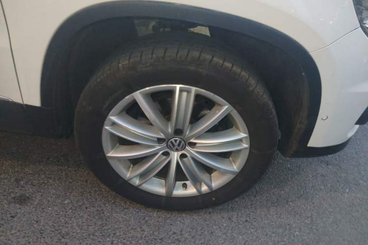 Used Volkswagen Tiguan 2016 2.0 TSI Four-Wheel Drive Elite Version Right Front Wheel Hub