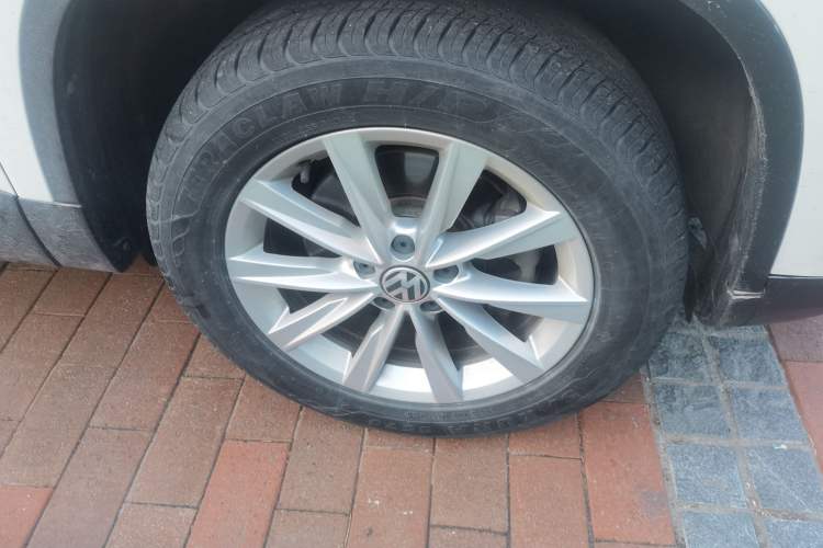 Used Volkswagen Tiguan 2016 280TSI Automatic Two-Wheel Drive Silk Road Comfort Edition Right Front Wheel Hub