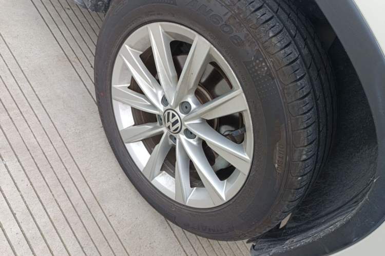 Used Volkswagen Tiguan 2016 280TSI Automatic Two-Wheel Drive Silk Road Comfort Edition Right Front Wheel Hub